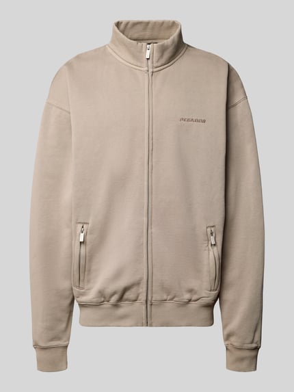 Produktfoto, Oversized Sweatjacke mit Label-Stitching von Pegador aus Baumwoll-Mix, Reißverschluss, Stehkragen, zwei Reißverschlusstaschen, beige Farbe.