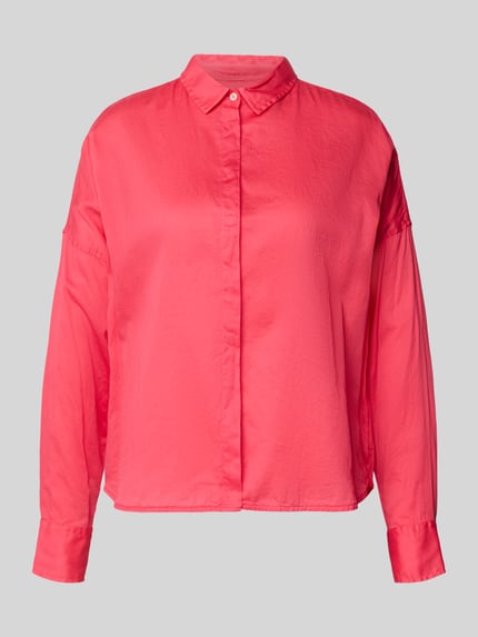 Frauenmodel trägt Regular Fit Bluse mit verdeckter Knopfleiste Modell 'SANDY' von 0039 Italy, reine Baumwolle, Vorderansicht Oberkörper.