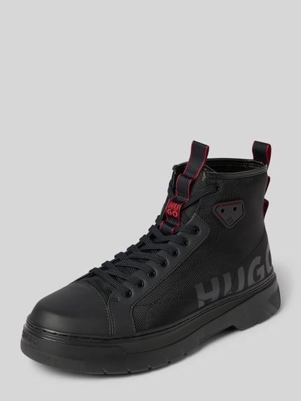 Produktfoto, High Top Sneaker im Wanderschuh-Stil Modell 'URIAN' von HUGO, unifarben Schwarz mit Label Print, runde Schuhspitze, flache Absatzform, strukturierte Sohle, Ziernähte und Schnürung