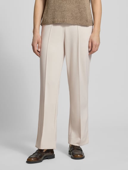 Vrouwenmodel draagt Wide Fit stoffen broek met viscose van model 'Lurex' van monari, elastische materiaalmix, steek- en achterzakken, beige tinten, binnenbeenlengte maat 36: 78 cm, bandwijdte maat 36: 37 cm, comfortband, voorkant geheel zichtbaar, opname vooraanzicht.
