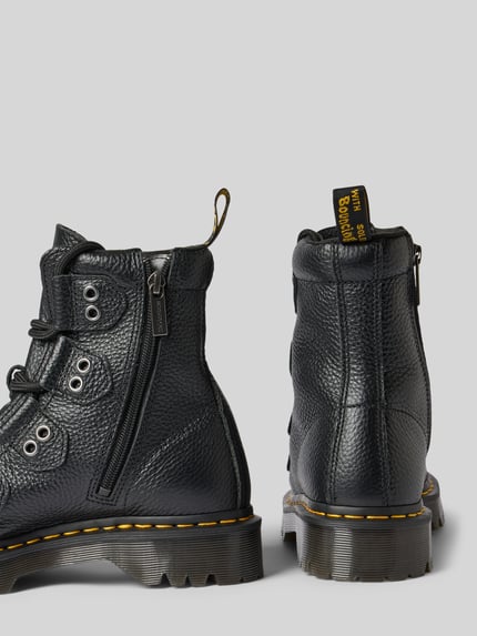 Produktfoto, botki sznurowane 'Schnürboots aus echtem Leder' od Dr. Martens z fakturowanym wzorem, obszycie nitami, szwy w kontrastowym kolorze, detal z logo, profilowana podeszwa, naturalna skóra, zaokrąglony kształt, wiązanie, boczny zamek błyskawiczny, wysokość obcasa w rozmiarze 40: 5 cm, wysokość cholewki w rozmiarze 40: 17 cm, szerokość cholewki w rozmiarze 40: 10 cm