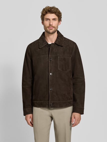 Mannenmodel draagt Regular fit jack van echt lamsleer model 'FLINT' van Strellson, Heren leerjack, voorkant volledige lichaamsweergave.