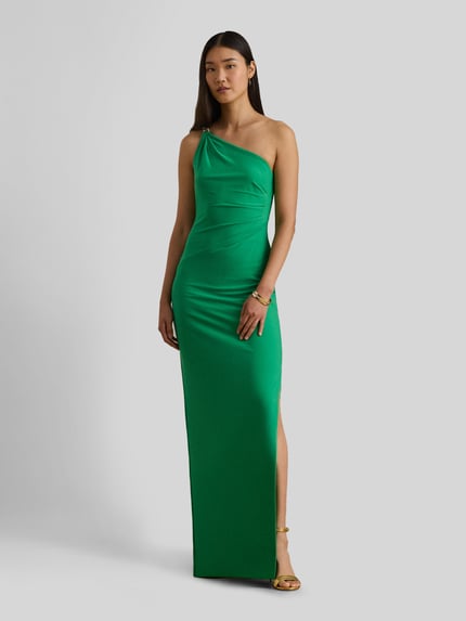 Frauenmodel trägt Abendkleid mit Ziersteinbesatz Modell 'BELINA' von Lauren Ralph Lauren in Grün, figurbetonter Schnitt, Ganzkörperansicht von vorne