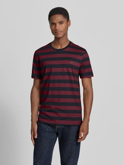 Männermodel trägt Regular Fit T-Shirt mit Logo-Stitching von Christian Berg Men, Reine Baumwolle, Rundhalsausschnitt, Rückenlänge 70 cm, Ganzkörperansicht von vorne.