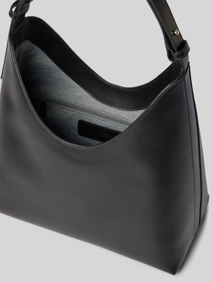 Produktfoto, schwarze Handtasche aus echtem Leder Modell 'GOCCIA' von FURLA mit Hauptfach, Magnetverschluss, Reißverschluss-Innenfach, verstellbarem Schulterriemen, glatte Oberfläche, weiche Kanten und matter Struktur.