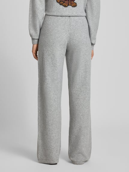 Frauenmodel trägt Wide Fit Strickhose mit geripptem Bund von REVIEW, hellgrau, elastisch, weich, Material-Mix, Ganzkörperansicht Rückansicht.