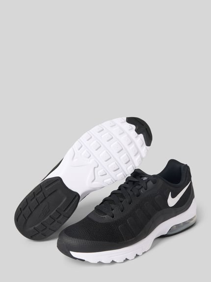 Produktfoto, schwarze heren sneakers mit weißem logoprint, abgerundete pasvorm, model 'Air Max Invigor' von Nike, vetersluiting, hakhoogte 4 cm, schachthoogte 7 cm, schachtbreedte 6 cm