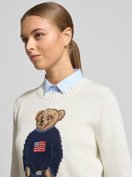 Vrouwenmodel draagt Strickpullover mit Motiv und Rundhalsausschnitt van Polo Ralph Lauren, regular fit, puur katoen, motief detailopname bovenlichaam.