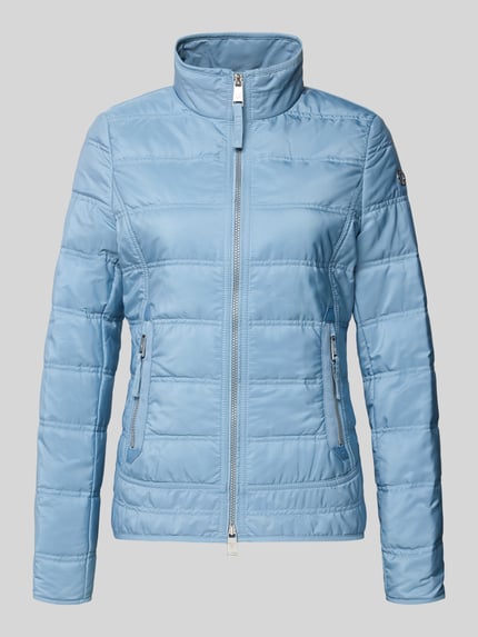 Produktfoto, Steppjacke mit Stehkragen und Reißverschlusstaschen von Fuchs Schmitt, taliowany fason, zamek błyskawiczny dwustronny, detal z logo, boczne kieszenie zapinane na zamek błyskawiczny, długość tyłu w rozmiarze 36: 65 cm, szerokość ramion w rozmiarze 36: 45 cm, szerokość klatki piersiowej w rozmiarze 36: 42 cm, długość rękawów w rozmiarze 36: 65 cm, jasnoniebieski, matowa tekstura, pikowany wzór