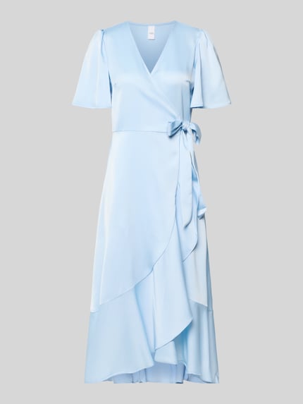 Produktfoto, Cocktailkleid mit Volantsaum Modell 'THEA' von YAS aus hellblauem Satin, Taillierter Schnitt, Midikleid, Wickel-Optik, V-Ausschnitt, Schmetterlingsärmel, Größe 36: Rückenlänge 120 cm, Brustweite 39 cm, Ärmellänge 27 cm.