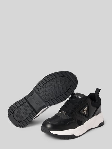 Produktfoto, Sneaker mit Label-Detail Modell 'HELADO' von Guess, schwarze und weiße Farben, strukturierte Sohle, runde Spitze, Schnürverschluss, Zugschlaufe, Absatzhöhe 5 cm, Schafthöhe 8 cm, Schaftweite 10 cm, Herren Sneaker.
