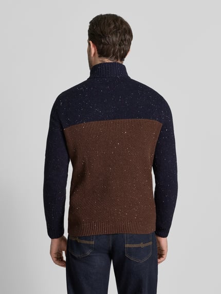 Männermodel trägt Regular Fit Troyer aus Baumwoll-Mix von Tom Tailor, melange, color blocking, structuur, lange mouw, rugaanzicht.