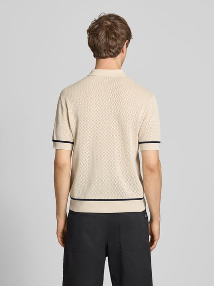 Męski model nosi Slim Fit Strick-Poloshirt mit Label-Stitching od REVIEW, kremowy z czarnymi kontrastowymi paskami, krój slim fit, z mieszanki wiskozy, długość tyłu w rozmiarze M: 65 cm, widok całej sylwetki od tyłu