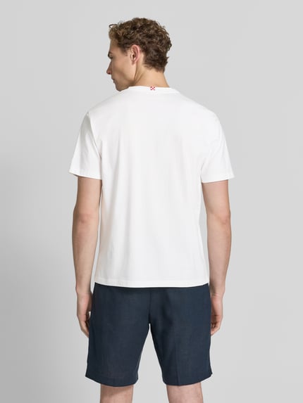 Männermodel trägt Herren T-Shirt mit Motiv-Print Modell 'DENVER' von MC2 Saint Barth in Weiß, Reine Baumwolle, Regular-Fit, Rückenlänge 68 cm, Ganzkörperansicht Rückansicht.