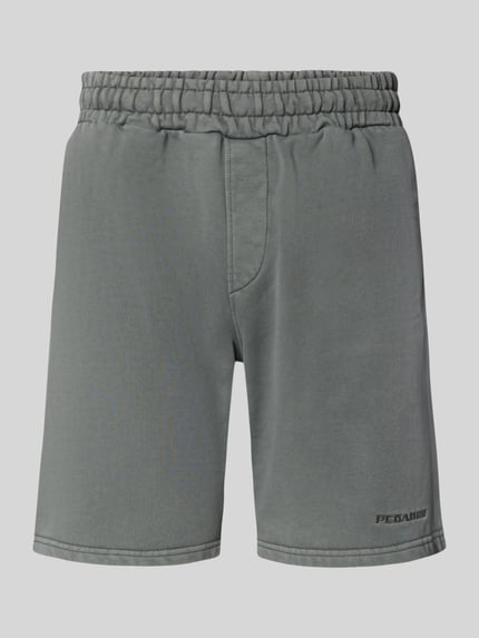 Produktfoto, Shorts mit elastischem Bund und Logo-Stitching von Pegador aus Baumwoll-Mix in Grau, Loose-Fit, französische Eingrifftaschen, Bundweite 38 cm, Innenbeinlänge 23 cm.
