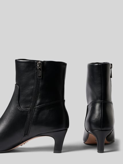 Produktfoto, zwarte Dames laarsje met naaldhak Model 'Davis' van Steve Madden, puntig model, ritssluiting aan de zijkant, gladde zool, hakhoogte maat 40: 6 cm, schachthoogte maat 40: 15 cm, schachtbreedte maat 40: 12 cm
