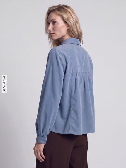 Vrouwenmodel draagt Regular fit blouse met lange mouwen van puur katoen van Marc O'Polo DENIM in lichtblauw, Ganzkörperansicht Rückansicht, KI-modifiziertes Bild.