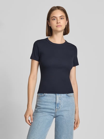 Kobiece model prezentuje damski t-shirt Regular Fit z mieszanki bawełny model 'VAL' od ONLY w kolorze granatowym, gładka tekstura, całkowity widok z przodu.