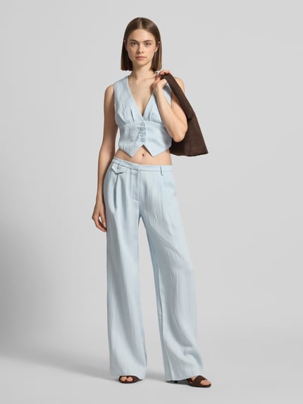 Frauenmodel trägt Wide Leg Hose aus Viskose-Mix von Bardot, hellblau, mit Gesäßtaschen, Bundweite 39 cm, Ganzkörperansicht von vorne.