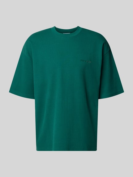 Produktfoto, Relaxed Fit T-Shirt mit Strukturmuster von REVIEW in Grün, Reine Baumwolle, Rundhalsausschnitt, Rückenlänge 67 cm bei Größe M.