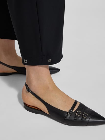 Frauenmodel trägt schwarze Stoffhose in verkürzter Passform Modell 'ODINE' von Raffaello Rossi, Material-Mix mit Stretch-Anteil, Detailaufnahme.