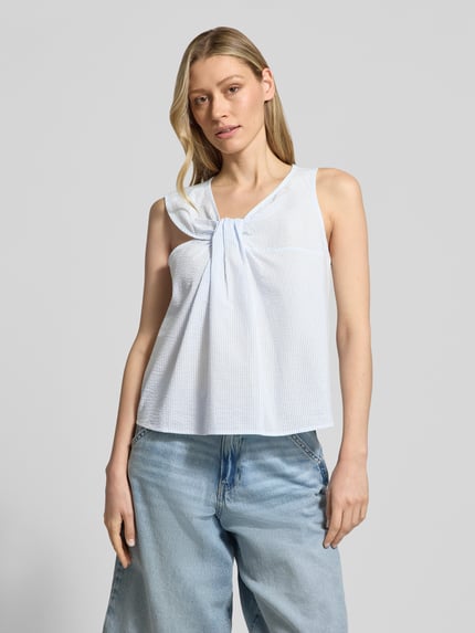Vrouwenmodel draagt Regular Fit Blusentop uit puur katoen model 'HANNAH' van Selected Femme in tweekleurige look met streepmotief, V-hals en strik, materiaalverwerking seersucker, Nahaufnahme Oberkörper.