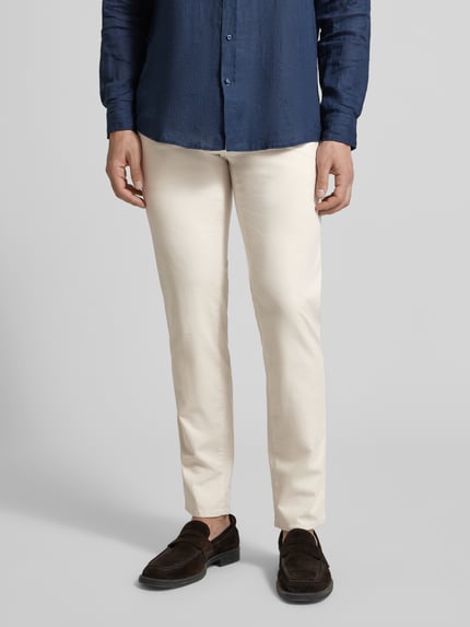 Męski model nosi Slim Fit Spodnie materiałowe z kieszeniami z tyłu Model 'Fabio' od BRAX, mieszanka bawełny elastycznej, krój slim fit, wpuszczane kieszenie, kieszonka na monety, zapięcie na guzik i zamek błyskawiczny, szerokość w rozmiarze 32/32: 44 cm, długość wewnętrzna nogawki: 81 cm, jasny kolor, gładka struktura, widok całej sylwetki z przodu.