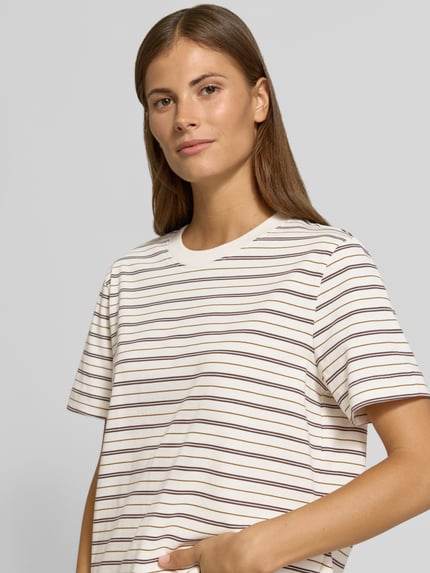 Vrouwenmodel draagt Boxy Fit t-shirt uit puur katoen model 'ESSENTIAL' van Selected, Dames t-shirt, beige met bruine strepen, close-up bovenlichaam.