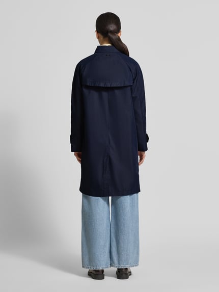 Vrouwenmodel draagt Regular Fit Trenchcoat aus Baumwoll-Mix van s.Oliver RED LABEL in effen donkerblauw, twill katoen, achteraanzicht volledige lichaamsopname.