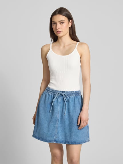 Vrouwenmodel draagt Slim Fit Trägertop aus Baumwoll-Mix van Marc O'Polo Denim in uni optic, ribstructuur, U-hals, smalle bandjes, materiaal katoenmix. Volledige lichaamsaanzicht van voren.