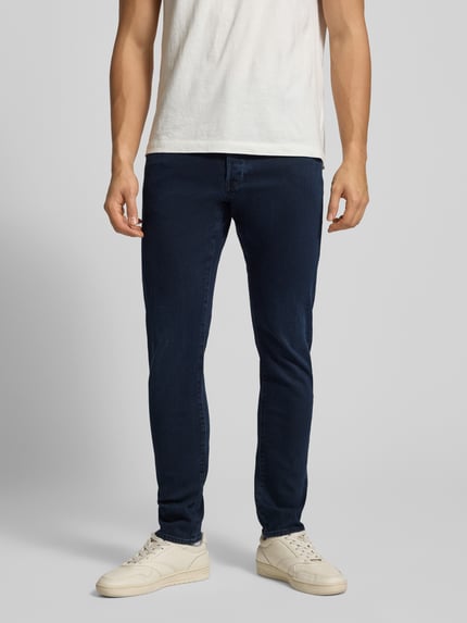 Männermodel trägt Slim Fit Jeans mit 5-Pocket-Design von G-Star, dunkelblau, Baumwoll-Shetlandwoll-Mix mit Stretch-Anteil, Ganzkörperansicht von vorne.