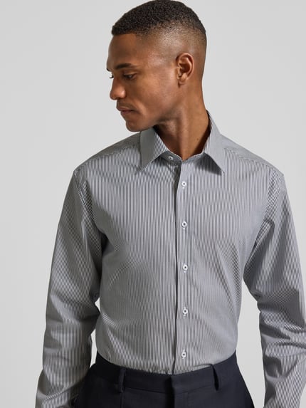 Männermodel trägt Modern Fit Business-Hemd aus Baumwolle mit Kentkragen von Eterna, feine Streifen, Knopfleiste, Nahaufnahme Oberkörper, Rückenlänge 80 cm, Schulterbreite 47 cm, Ärmellänge 65 cm bei Größe 40.