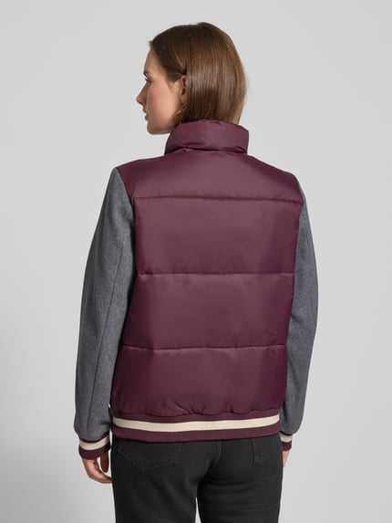 Frauenmodel trägt Steppjacke mit Stehkragen von Milano Italy in Bordeaux und Grau, Regular Fit, Rückansicht, Detailaufnahme, Kontext: verdeckter Reißverschluss, Druckknopfleiste, Eingrifftaschen, gerippte Abschlüsse, Rückenlänge 62 cm, Schulterbreite 42 cm, Brustweite 54 cm, Ärmellänge 63 cm.