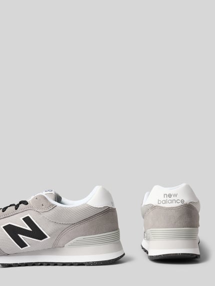 Produktfoto, Sneaker mit Logo-Detail Modell '515' von New Balance in Grau mit weiß-schwarzer Sohle, strukturierte Oberfläche, seitliche und hintere Ansicht, Herren Sneaker, abgerundete Passform, leicht profilierte Sohle, Absatzhöhe 2 cm, Schafthöhe 9 cm, Schaftweite 9 cm.
