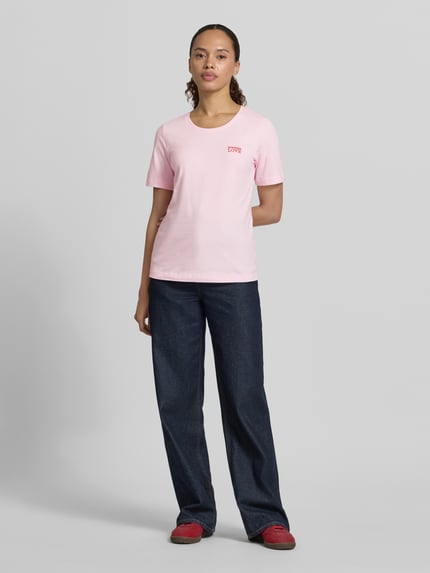 Frauenmodel trägt T-Shirt mit Statement-Stitching und Rundhalsausschnitt von Christian Berg Woman in Rosa, Reine Baumwolle, Regular-Fit, Rückenlänge bei Größe S 59 cm, Ganzkörperansicht von vorne.