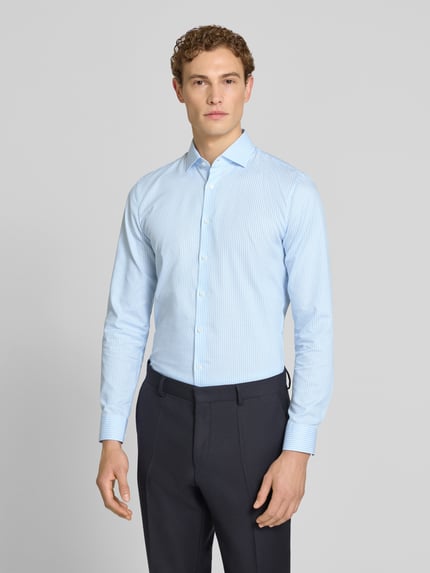 Mannelijk model draagt Super Slim Fit Business-Hemd met Kentkragen van OLYMP No. Six in lichtblauw met fijne strepen, puur katoen, knoopsluiting, vooraanzicht hele lichaam. Ruglengte 80 cm, schouderbreedte 45 cm, mouwlengte 68 cm.