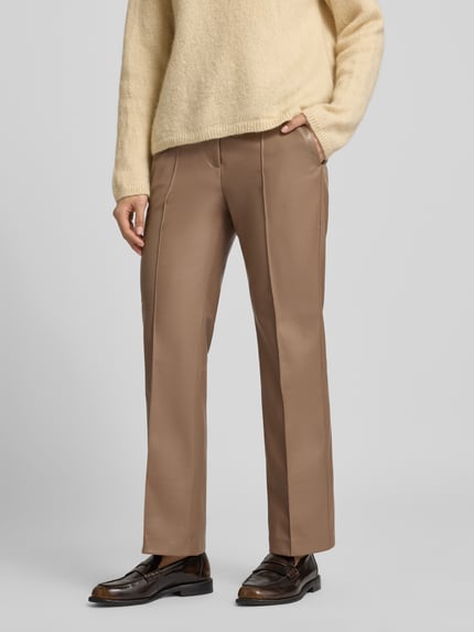 Vrouwenmodel draagt Loose Fit Pants in Leder-Optik Modell 'Luane' van OPUS PANTS, beige kleur, glad oppervlak, Ganzkörperansicht van voren.