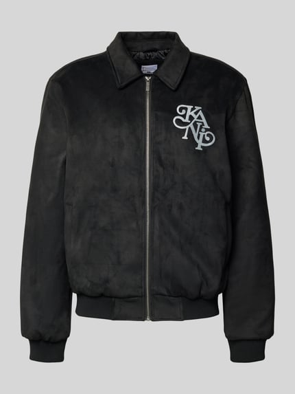 Produktfoto, Jacke in Leder-Optik mit Label-Stitching von KARL KANI in Schwarz, Regular-Fit, Umlegekragen, Reißverschluss, glatte Oberfläche. Rückenlänge 68 cm, Schulterbreite 49 cm, Brustweite 59 cm, Ärmellänge 70 cm.