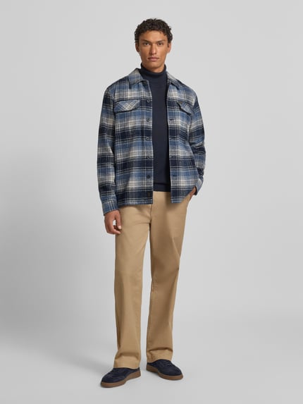 Männermodel trägt Regular Fit Hemdjacke aus wolmix met kentkraag van PME Legend, borstzakken, labeldetail, knoopsluiting, ruglengte 73 cm, maat M. Ganzkörperansicht van voren.