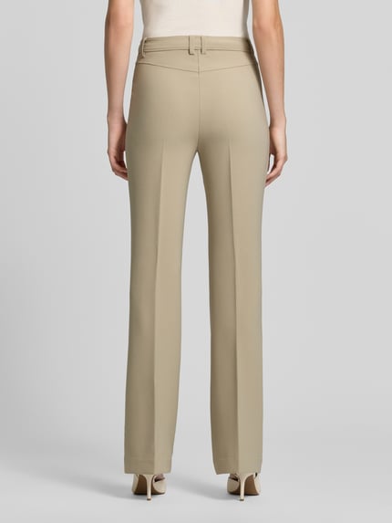 Vrouwenmodel draagt recht beige broek met riemlussen, productnaam Gerade Hose mit Gürtelschlaufen Modell 'C_Tana' van BOSS Orange, Dames, volledig zichtbaar vanaf de achterkant
