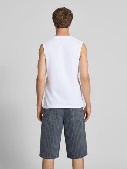 Männermodel trägt Tanktop mit structuurpatroon en ronde hals van Jack & Jones, puur katoen, regular fit, ruglengte bij maat M 67 cm, Ganzkörperansicht Rückansicht.