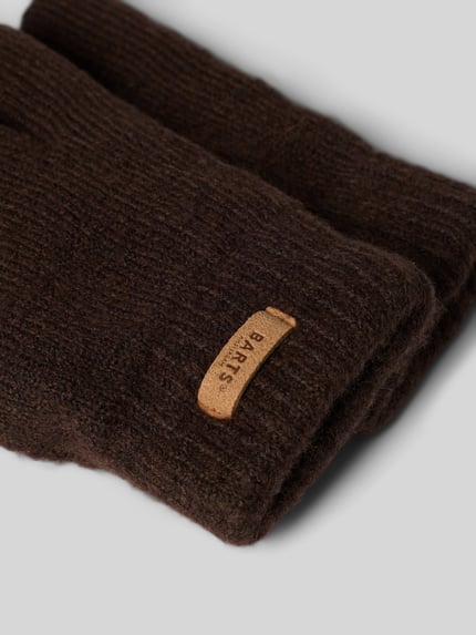 Produktfoto, braune weiche Textur, rechteckiger Label-Patch, Handschuhe mit Label-Patch Modell 'Witzia' von Barts, Damen Handschuhe von Barts