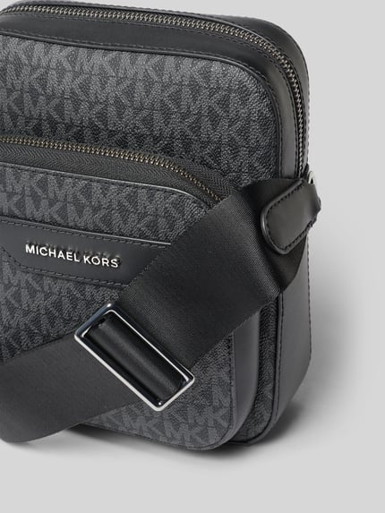 Produktfoto, torba na ramię Umhängetasche mit Logo-Muster Modell 'HUDSON' od Michael Kors, wzór z logo na całej powierzchni, detal z logo, czarna, tekstura skóropodobna, główna przegroda z zamkiem błyskawicznym, regulowany pasek, Szerokość w rozmiarze 1: 19 cm, Długość w rozmiarze 1: 25 cm, Głębokość w rozmiarze 1: 9 cm, długość paska: 104 cm