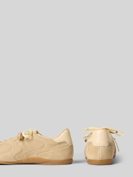 Productfoto, Sneaker aus Leder mit Label-Detail Modell 'Sperly' van Gant, dames sneakers van echt leer, afgerond model, labeldetail, structuurzool, hakhoogte maat 40: 1 cm, schachthoogte maat 40: 8 cm, schachtbreedte maat 40: 8 cm, beige tinten, gladde en suède texturen.