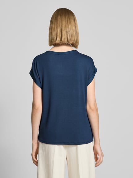 Frauenmodel trägt Damen T-Shirt aus Satin Modell 'ELLETTE' von Vila in Dunkelblau mit Rundhalsausschnitt, Aufschlag am Ärmel, Relaxed-Fit, Rückenlänge 60 cm bei Größe 36, Ganzkörperansicht Rückansicht.