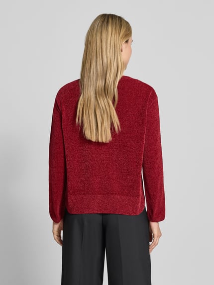 Frauenmodel trägt Strickpullover mit Rundhalsausschnitt von monari in Rot, strukturierte Oberfläche, Regular Fit, Ganzkörperansicht Rückansicht. Rückenlänge Größe 36: 58 cm, Ärmellänge 56 cm, Seitenschlitze, Label-Detail.
