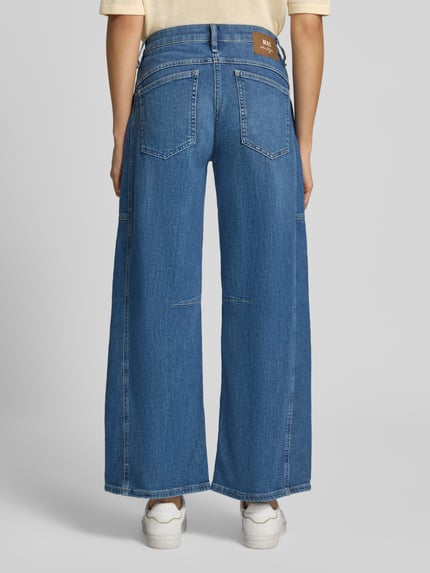 Frauenmodel trägt Loose Fit Jeans aus reiner Baumwoll-Mix Modell 'Ohio Barrel' von MAC, mittleres Blau, Wide Leg, Damen Wide & Loose Fit Jeans von MAC, Ganzkörperansicht Rückansicht.