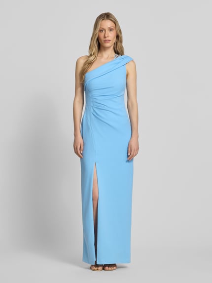 Kobiece model prezentuje Slim Fit Abendkleid mit Raffungen od Adrianna Papell, materiał elastyczny, krój slim fit, marszczenia, rozcięcie, one-shoulder, długość tyłu 127 cm, szerokość w rozmiarze 36: 38 cm, widok całej sylwetki z przodu