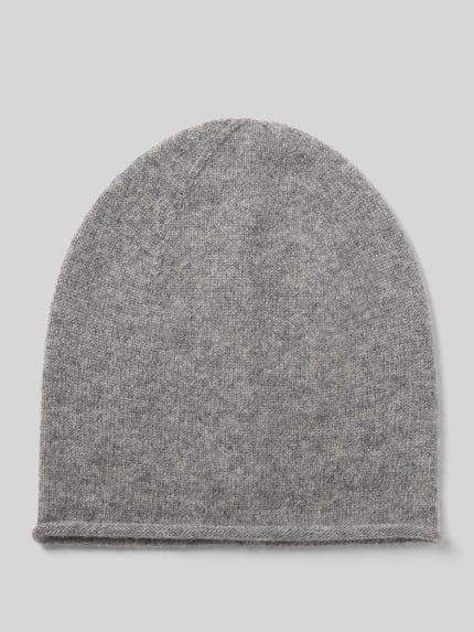 Produktfoto, Mütze aus reinem Kaschmir von Christian Berg Woman in Strick-Optik mit Ziernaht und Rollsaum, hellgrau, weiche Textur.