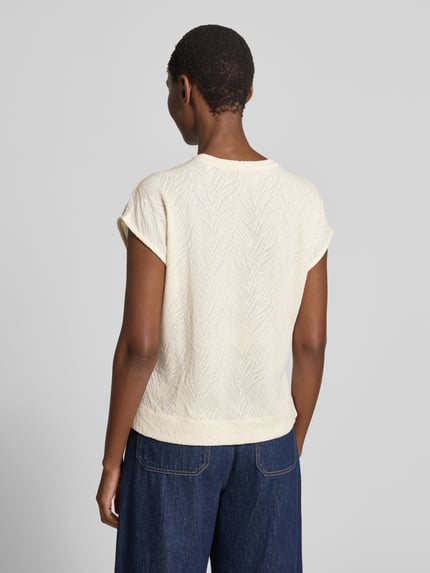 Frauenmodel trägt T-Shirt mit Strukturmuster und Rundhalsausschnitt von Christian Berg Woman aus Baumwoll-Mix, Regular-Fit, Rückenlänge 55 cm, Ganzkörperansicht Rückansicht.